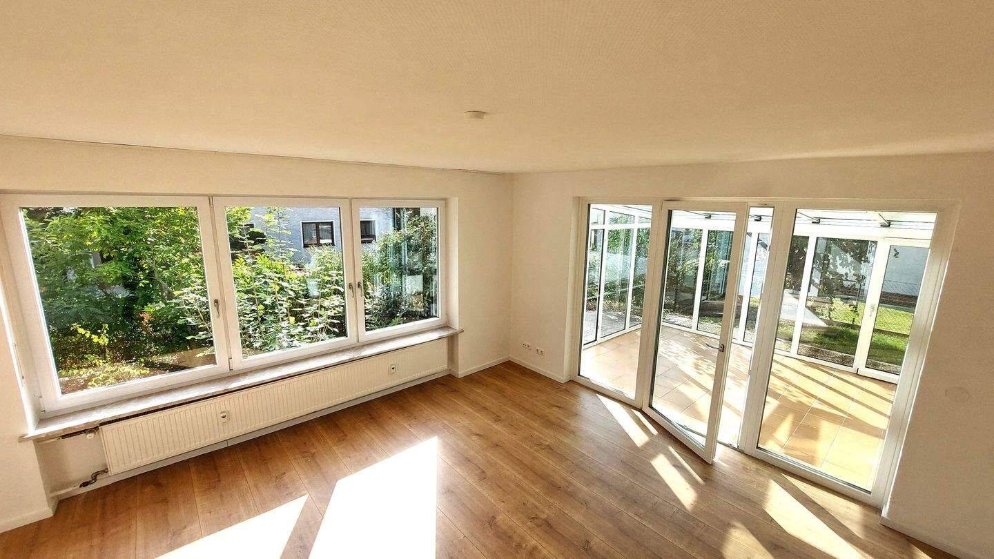 5-Zimmer Wohnung im Erdgeschoss mit Garten, Terrassen und Wintergarten auf ca. 150 m² im Herzen von Plößberg zu vermieten!, 95703 Plößberg