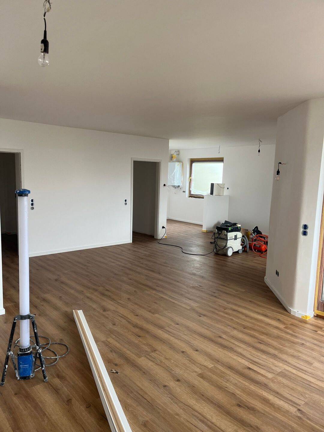 Erstbezug nach umfassender Kernsanierung – hochwertige 2-Zimmer-Wohnung mit großem Balkon, neuer Einbauküche und Carport in Baunatal-Altenbauna, 34225 Baunatal