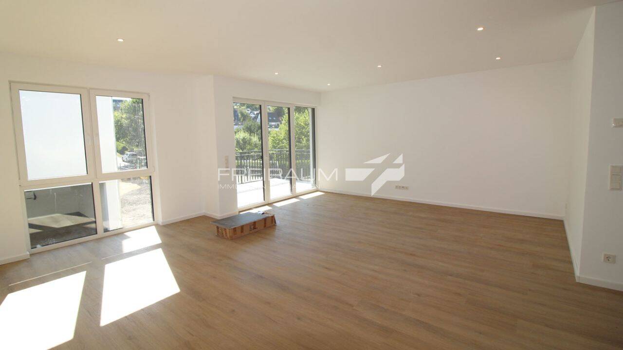 FREIRAUM4  +++ Gemütliche Zweizimmer-Wohnung mit Süd-West-Balkon, Aufzug und überdachtem Stellplatz, 57258 Freudenberg