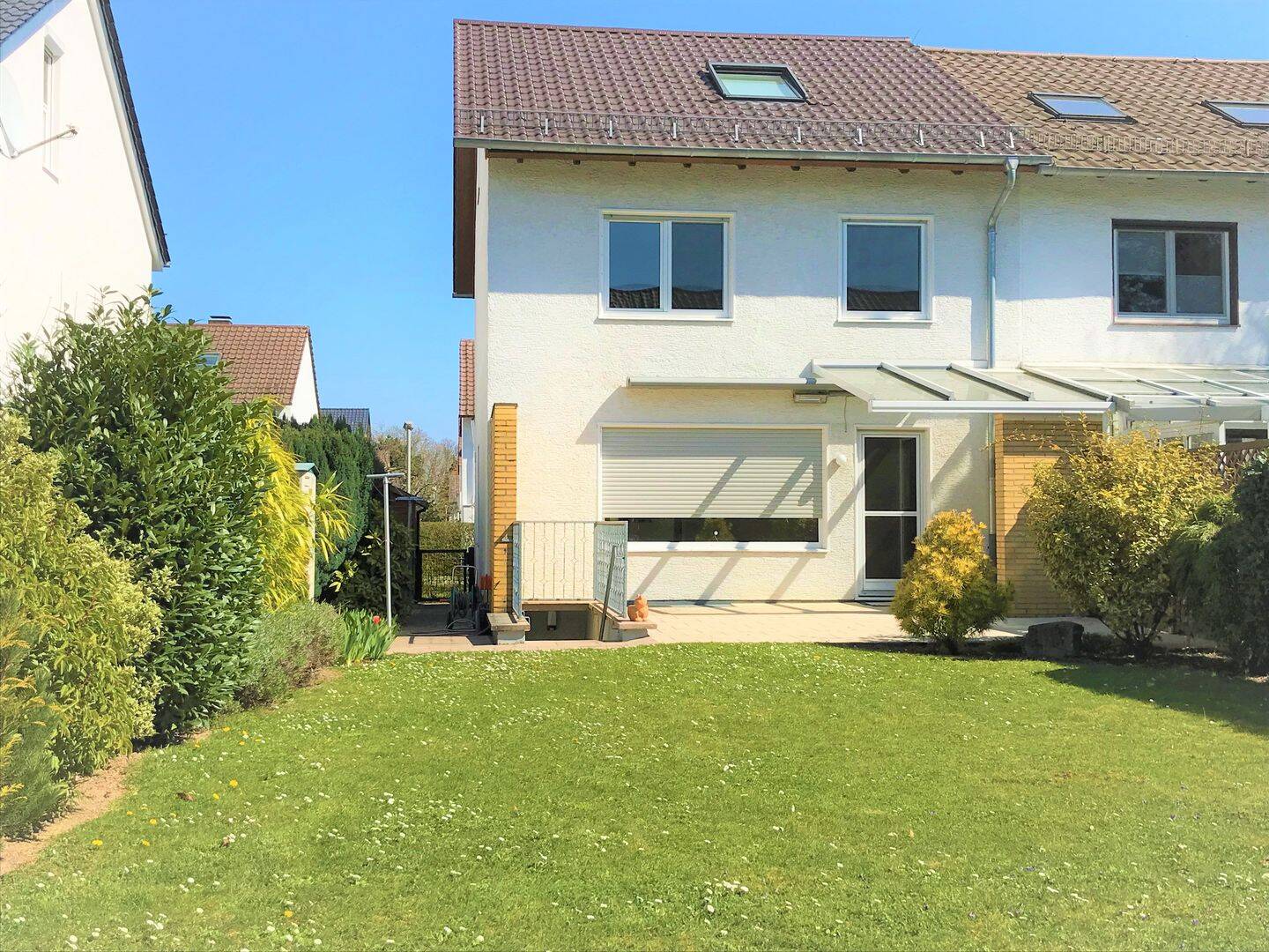 Großzügiges Reihen-Eckhaus mit Küche und großem Garten. Expats welcome!, 55127 Mainz (Drais Lerchenberg Marienborn)