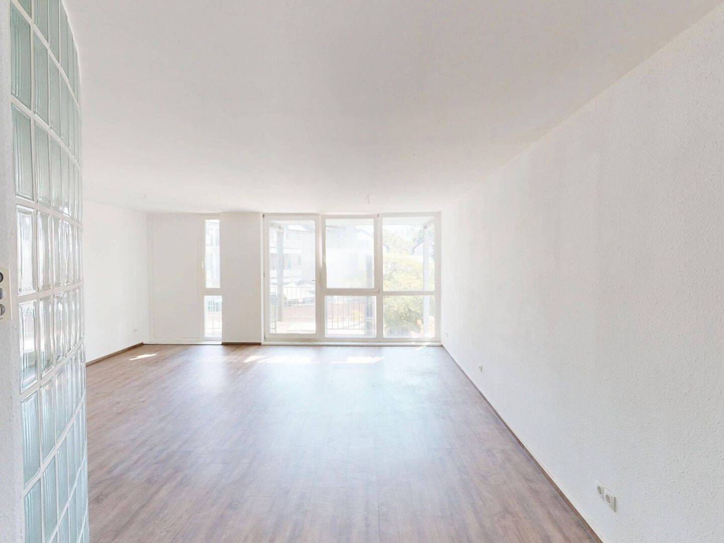 Modernes Wohnen mit Schwung und Exklusivität: Lichtdurchflutete 2-Zi.-Whg. mit BALKON im Zentrum von Bad Godesberg, 53177 Bonn