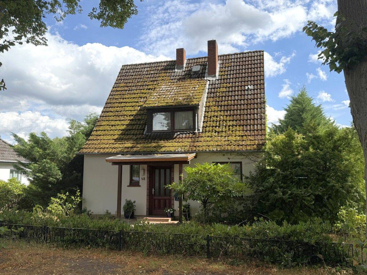 Charmantes Einfamilienhaus mit Süd- Terrasse, Kaminofen, Vollkeller und Garage in grüner Ortslage, 21514 Büchen