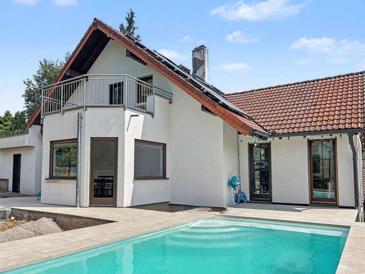 Exklusives Einfamilienhaus mit großem Garten und neu angelegtem Pool in Schönbrunn, 69436 Schönbrunn