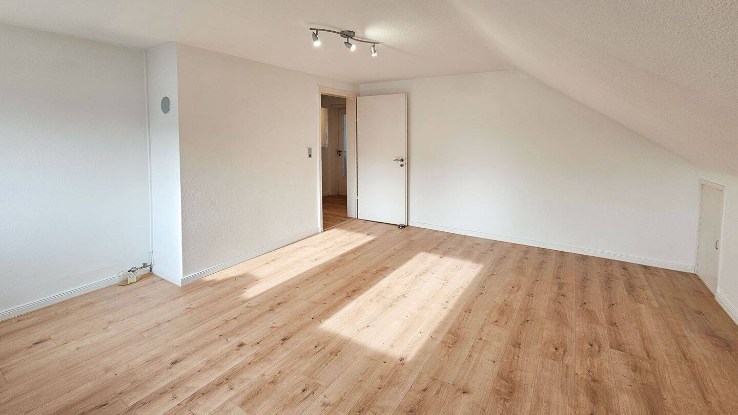 Helle 2-Zimmer-Dachgeschosswohnung mit Balkon, Einbauküche, Klimagerät & Carport in Herbertingen, 88518 Herbertingen