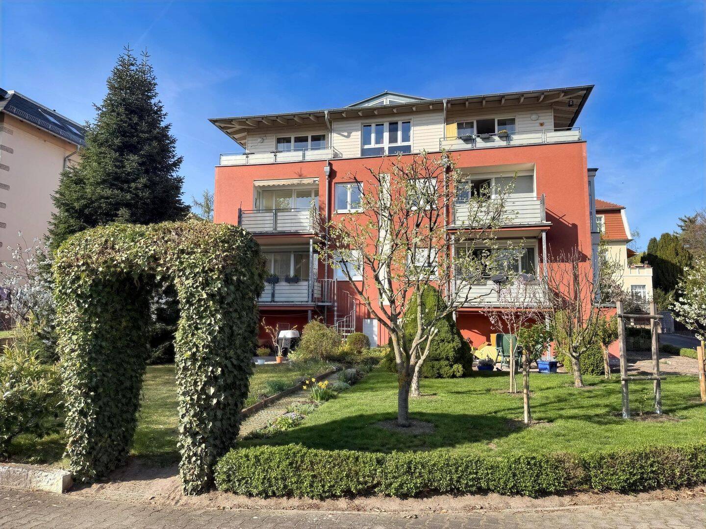 Wohnen wie im eigenen Haus – stilvolle Gartenwohnung mit Loggia, Sonnenbalkon & Garage in Bestlage von Radebeul!, 1445 Radebeul