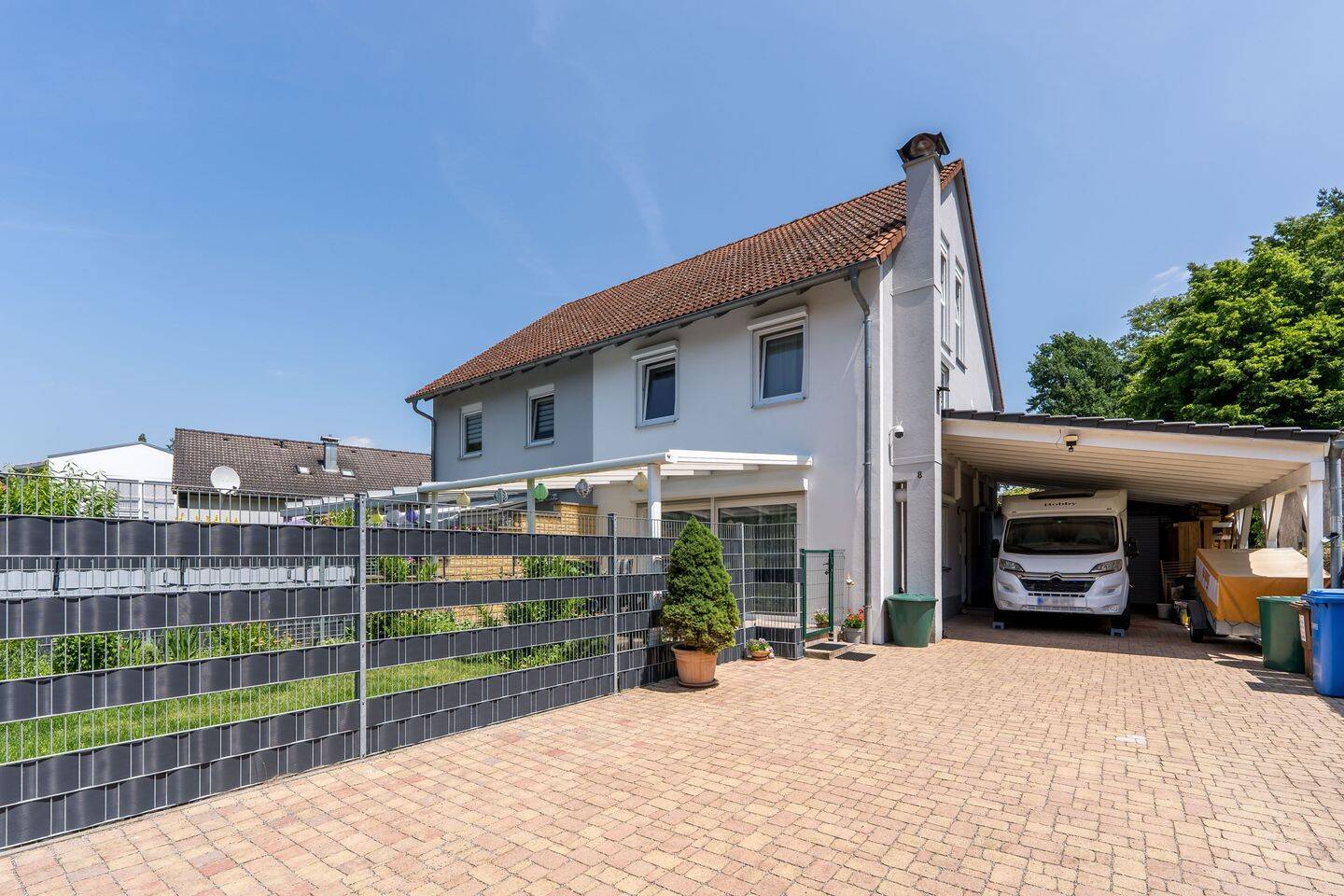 Einziehen und wohlfühlen – moderne Doppelhaushälfte mit Garten und XXL-Garage in Lauchringen, 79787 Lauchringen