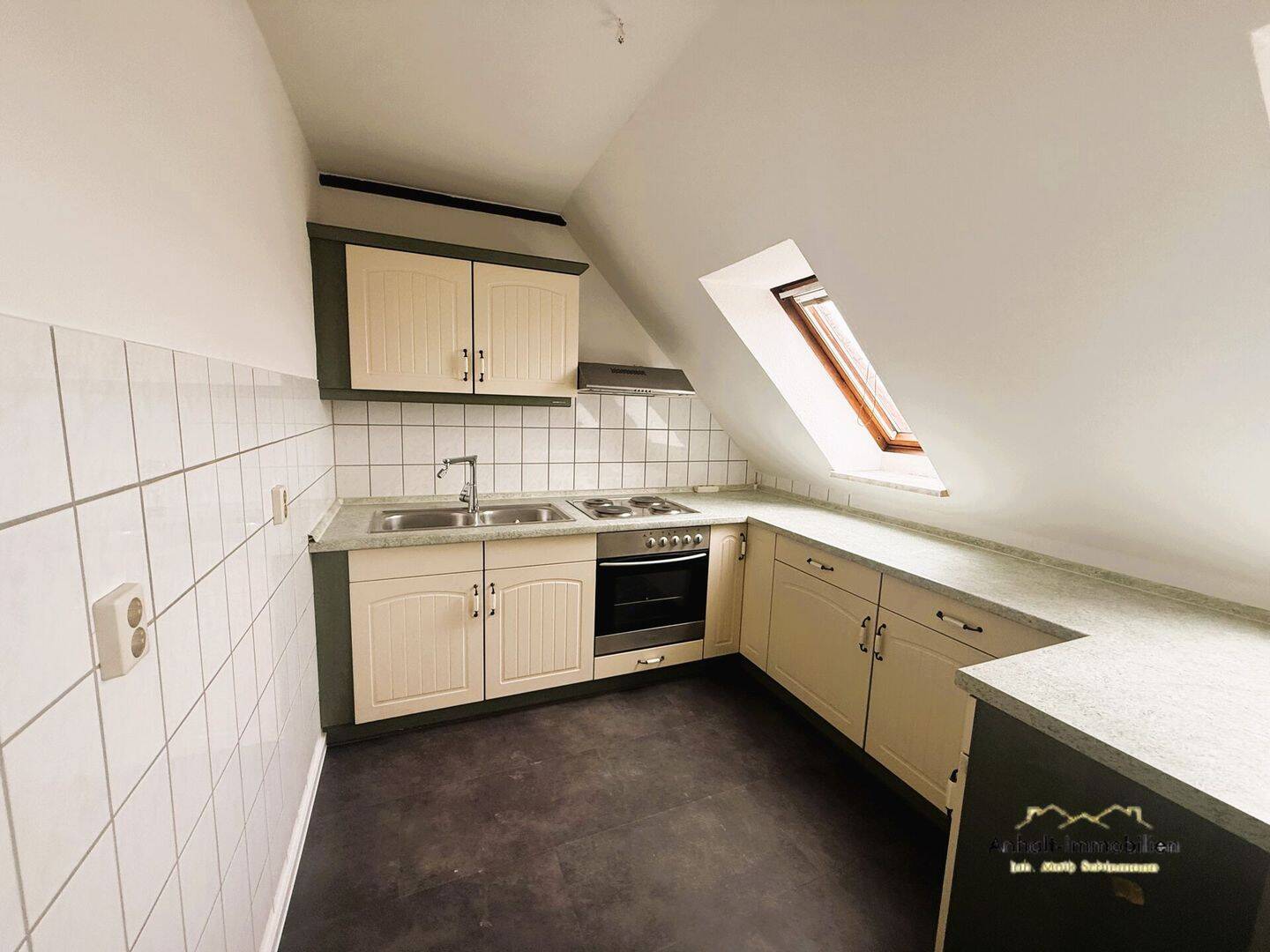 1-Raumwohnung mit Einbauküche im Dachgeschoss, 6749 Bitterfeld-Wolfen