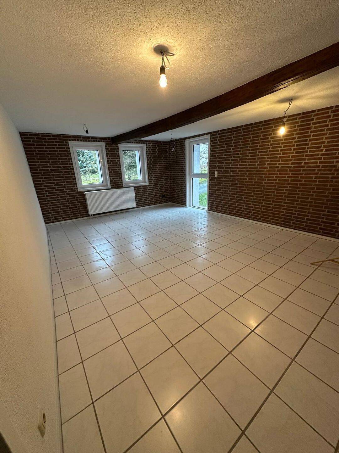 Schöne, neu renovierte 2-Zimmer-Wohnung in heller und großzügiger Ausführung und Gartenmitbenutzung zu vermieten, 36325 Feldatal