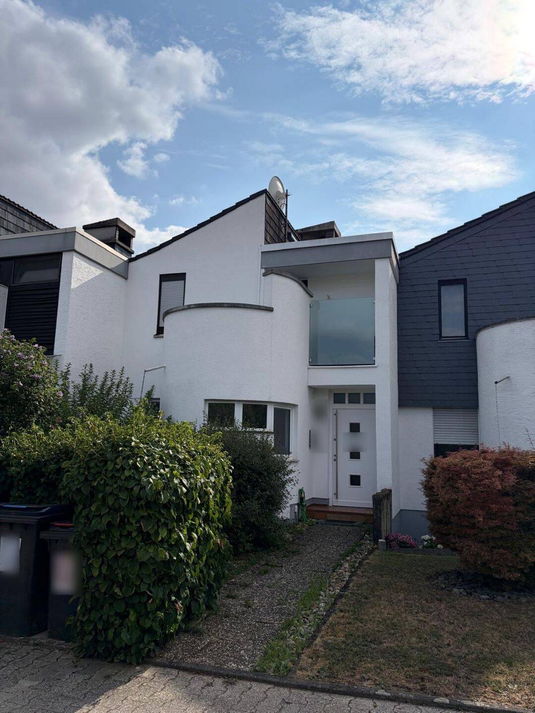Reihenmittelhaus in Wiesbaden mit architektonischem Kniff und Blick in Grüne, 65205 Wiesbaden