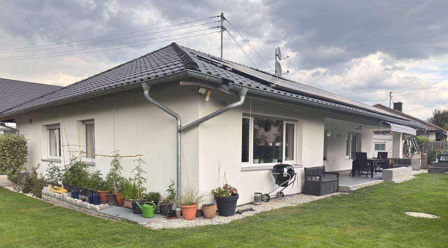 Luxus-Bungalow in Bubesheim: Kernsaniertes Wohnjuwel mit privater Pool-Oase, 89347 Bubesheim