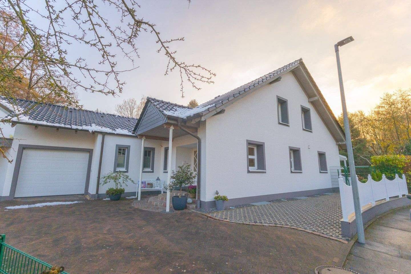 Menden- Platte Heide, Einliegerwhg. mit sep. Eingang, Terrasse, Garten & Carport, 58708 Menden (Sauerland)