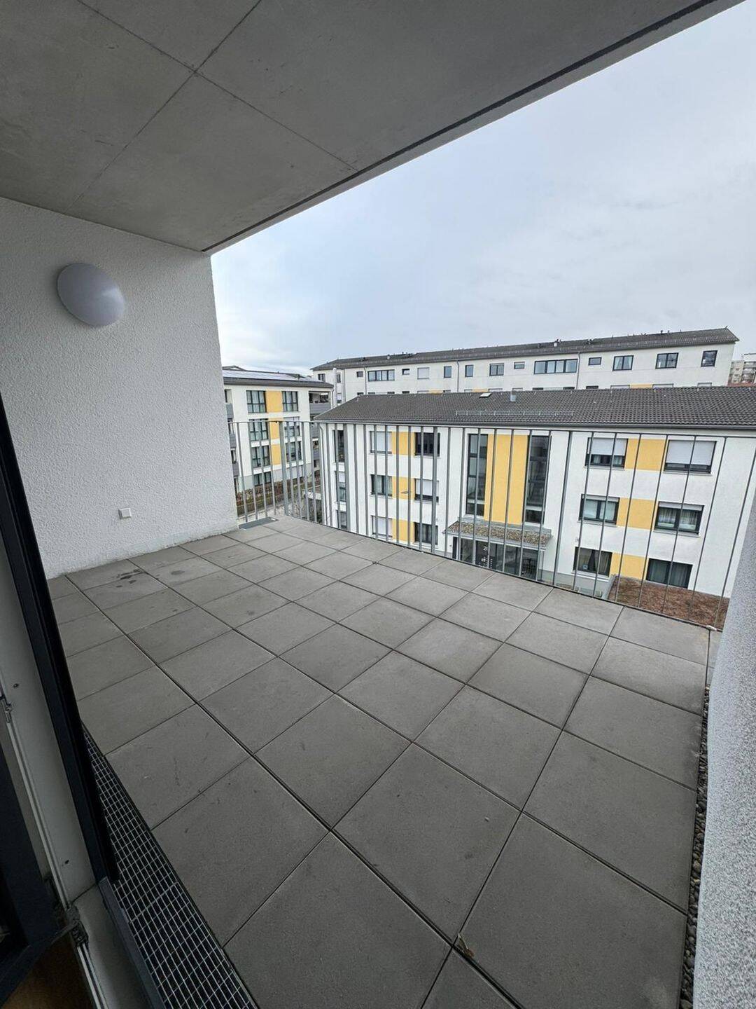 Ideal für Paare: Schöne 3-Zimmer-Wohnung mit Balkon, 70437 Stuttgart (Freiberg Mönchfeld Rot Zazenhausen Zuffenhausen)