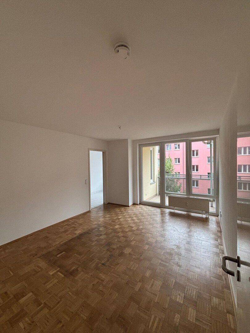 Provisionsfreie, lichtdurchflutete 3-Zimmer-Wohnung mit Loggia in Berliner Top-Lage, 10249 Berlin (Friedrichshain-Kreuzberg Friedrichshain Prenzlauer Berg)