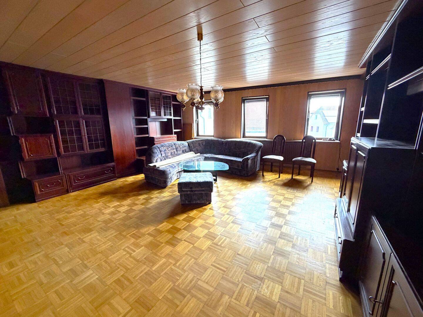 4-Zimmer-Wohnung über 2 Etagen – mit Dachstudio & Balkon in Dietzenbach., 63128 Dietzenbach
