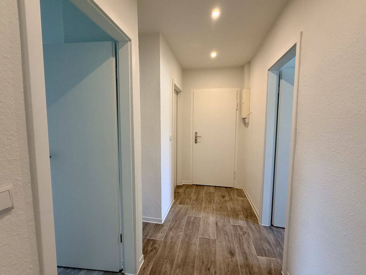 Komplett neu sanierte 3-Zimmer-Wohnung mit Balkon & modernem Bad in zentraler Lage, 8525 Plauen