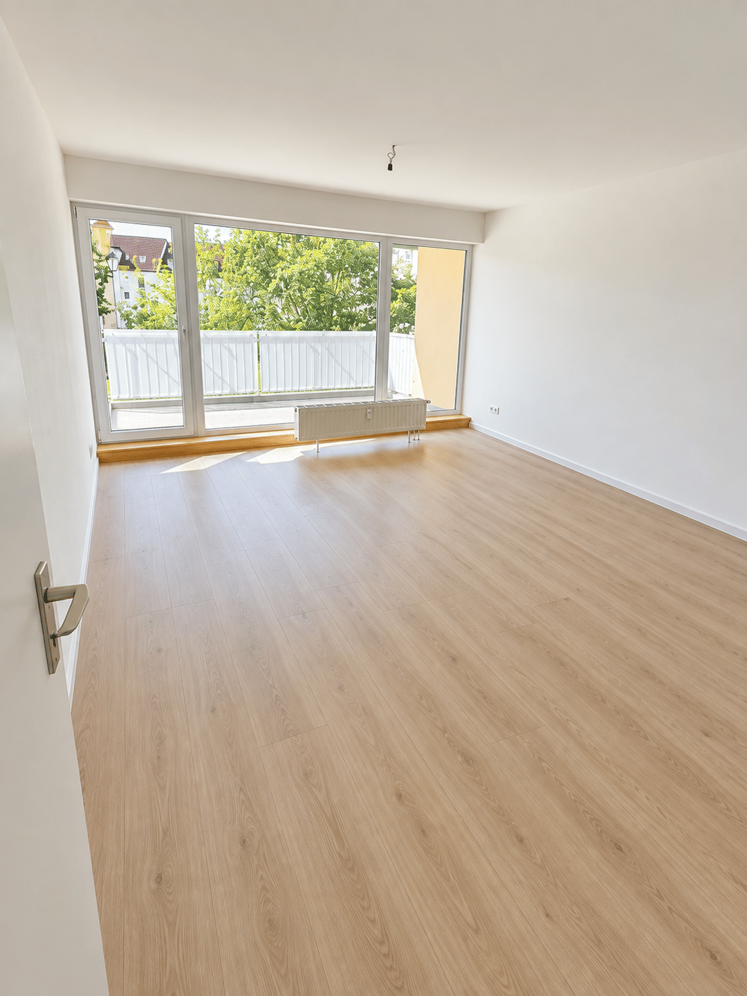 Frisch sanierte 2-Zimmer-Wohnung mit großem Balkon & Einbauküche in Freiberg, 9599 Freiberg