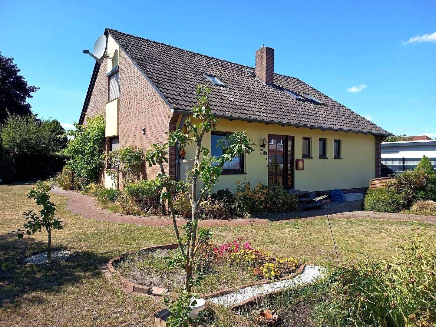 In zentraler aber ruhiger Lage von Kirchweyhe befindet sich dieses solide 1-Familienhaus, 28844 Weyhe