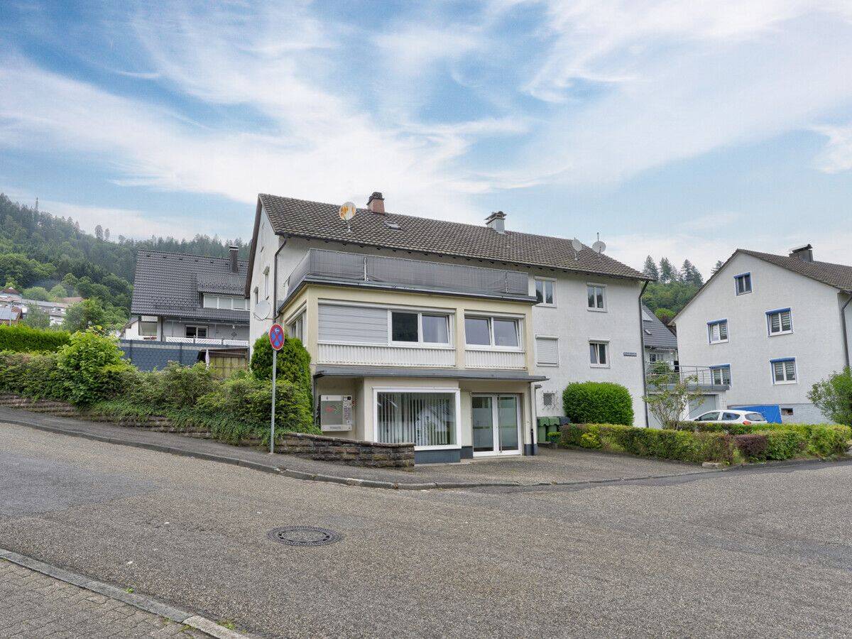 Rendite durch Eigenleistung: WGH mit 4 Wohnungen & modernisierter Gewerbefläche in Wolfach, 77709 Wolfach