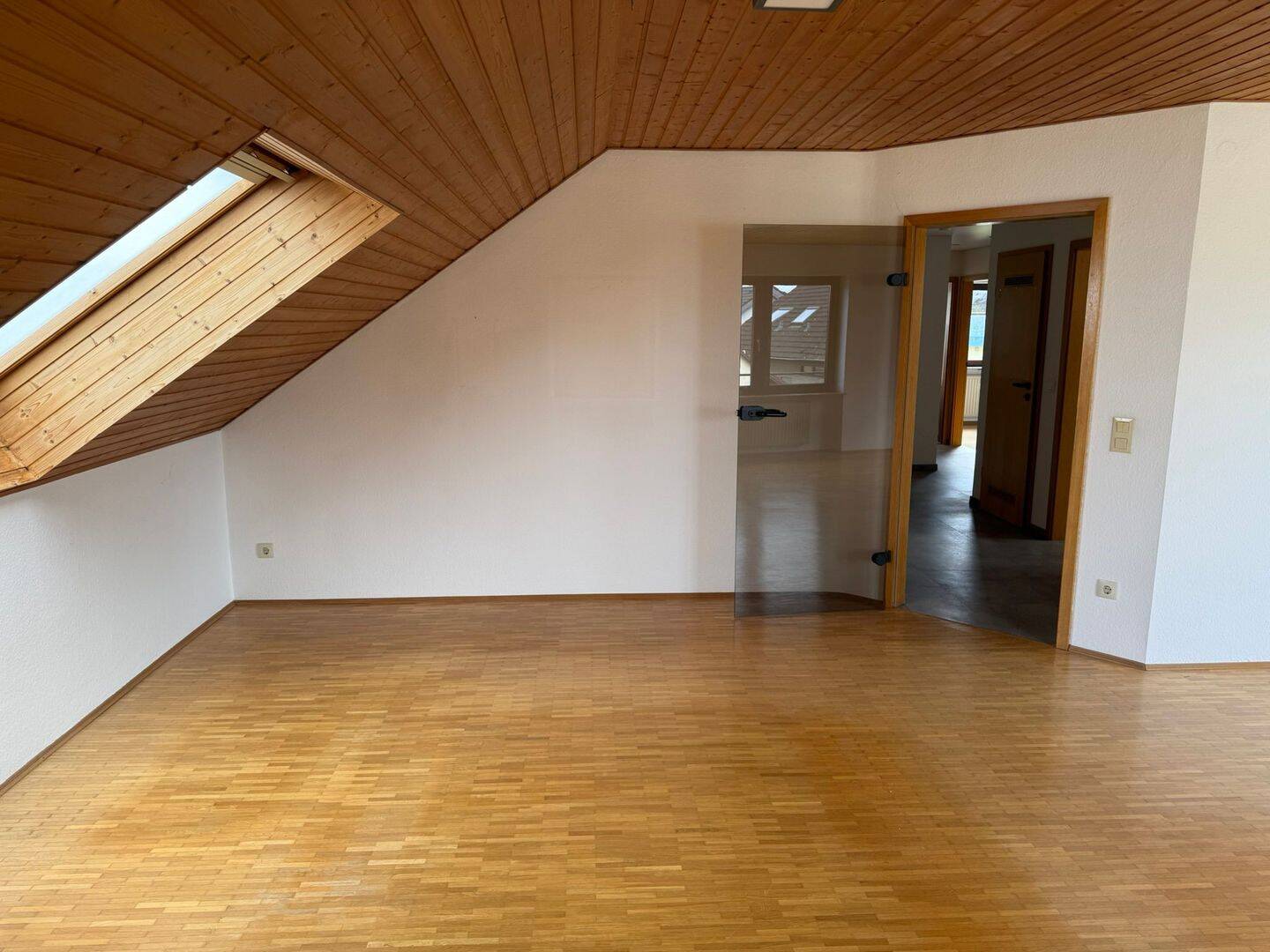 Stilvoll modernisiert: 4-Zimmer-Dachgeschosswohnung in Schriesheim, 69198 Schriesheim