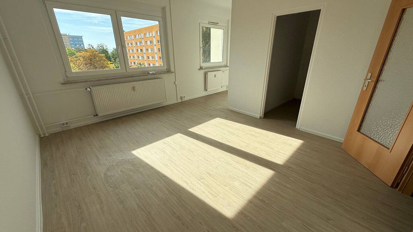 Im 4. OG Lift – EBK – Laminat in Buche – Jetzt Termin vereinbaren!!, 9119 Chemnitz (Helbersdorf Kapellenberg Kappel Zentrum)