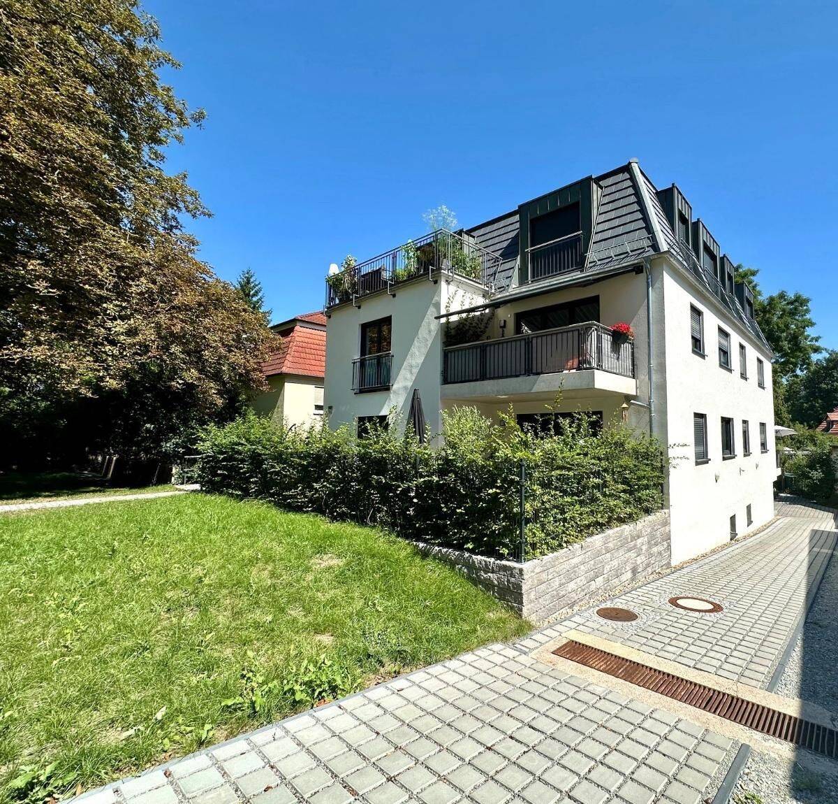 Traumhafte 3 Raum Wohnung im 1.Obergeschoss inkl. neuer Einbauküche, Balkon, Personenaufzug und PKW Stellplatz, 99425 Weimar