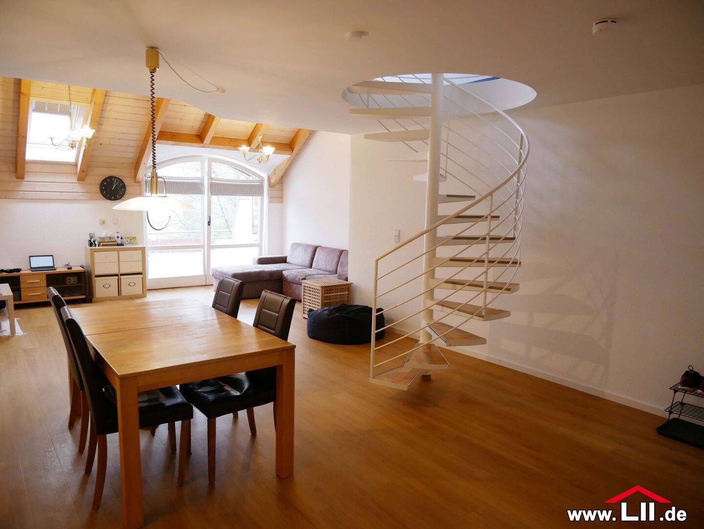 Frankfurt-Hausen: Möblierte 5-Zimmer Wohnung mit großem Balkon, 60488 Frankfurt am Main (Hausen Praunheim Rödelheim)