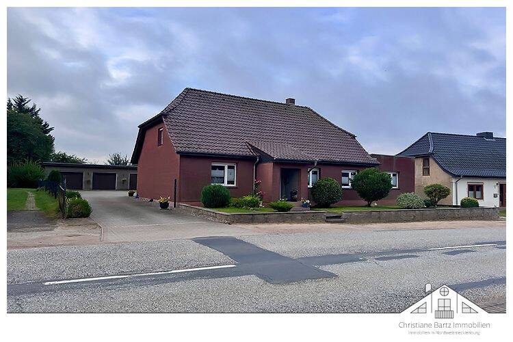 Einfamilienhaus mit Doppelgarage und Nebengelass in Hohen Viecheln zu verkaufen, 23996 Hohen Viecheln