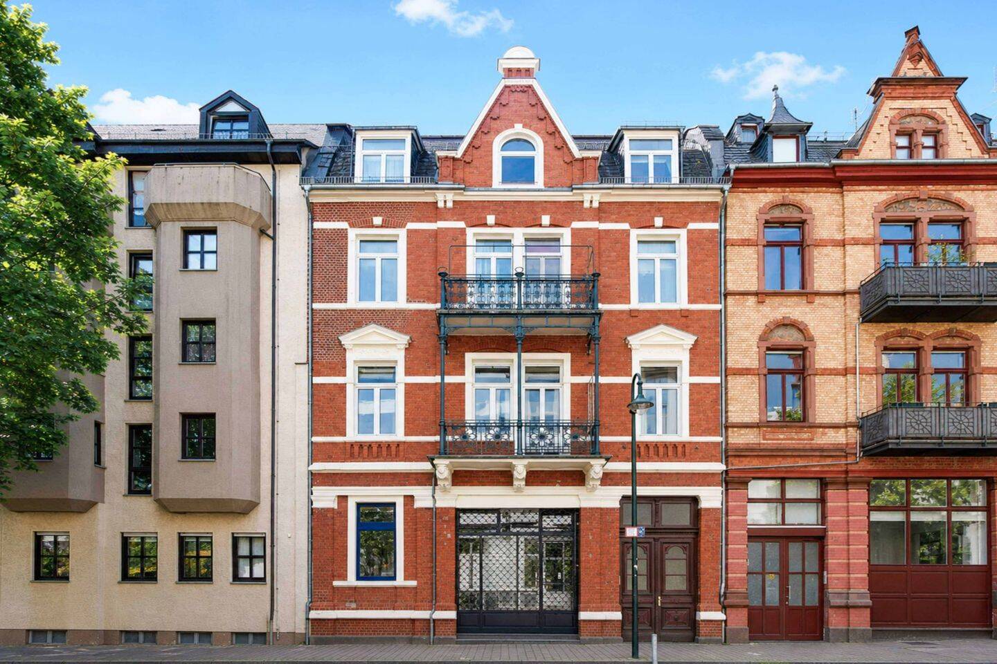 Lichtdurchflutete Dachgeschosswohnung mit Altbaucharme in zentraler Wiesbadener Lage, 65185 Wiesbaden (Wiesbaden)