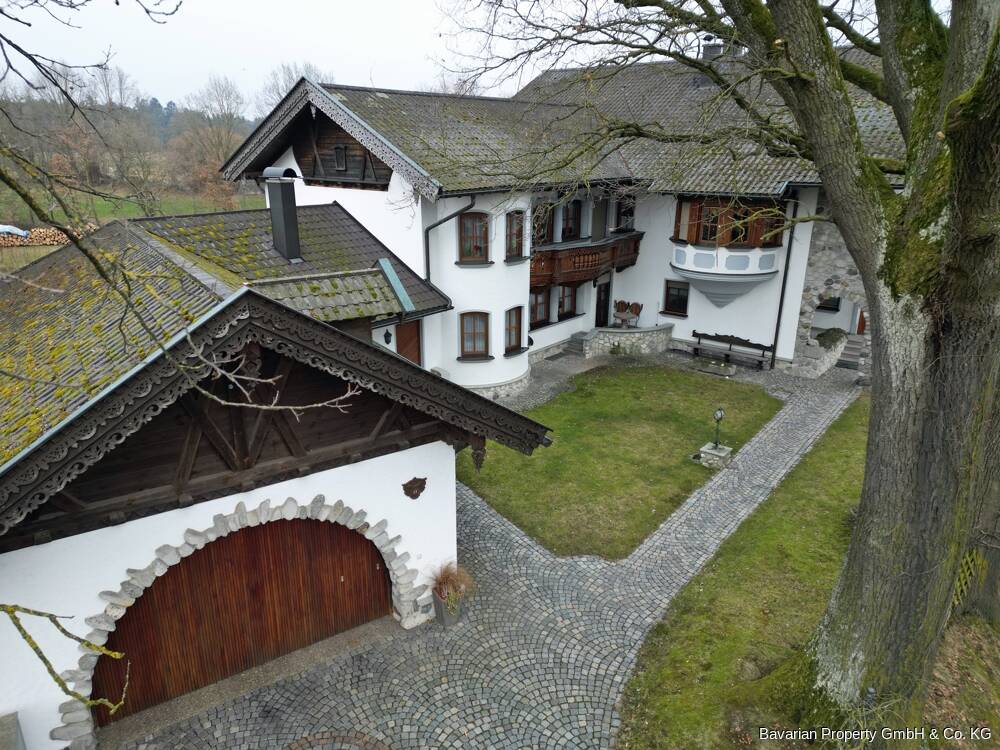 Außergewöhnliche Eigentumswohnung mit Garage und großem Garten, 93149 Nittenau