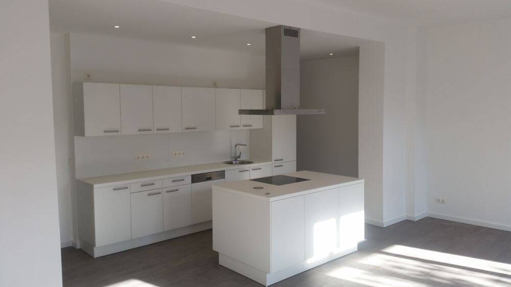 Wunderschöne, sanierte 3,5 Zimmer Wohnung mit Einbauküche und Aufzug!, 8056 Zwickau