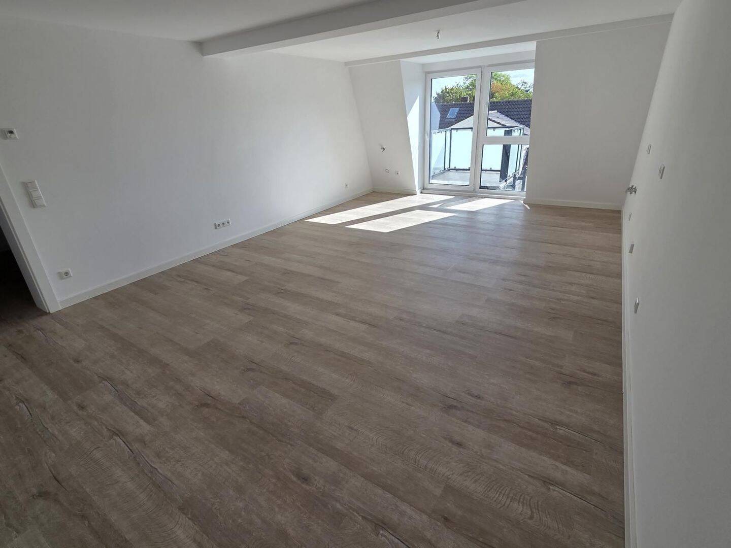 Erstbezug nach Kernsanierung: 2-Zimmer-Dachgeschoss-Wohnung in Moers-Zentrum, 47441 Moers