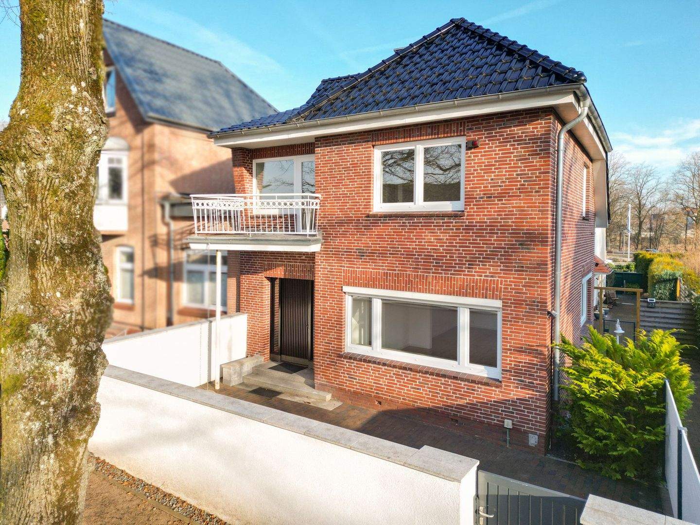 Umfangreich modernisiertes verbundenes Einfamilienhaus in schöner Wohnstraße!, 24576 Bad Bramstedt