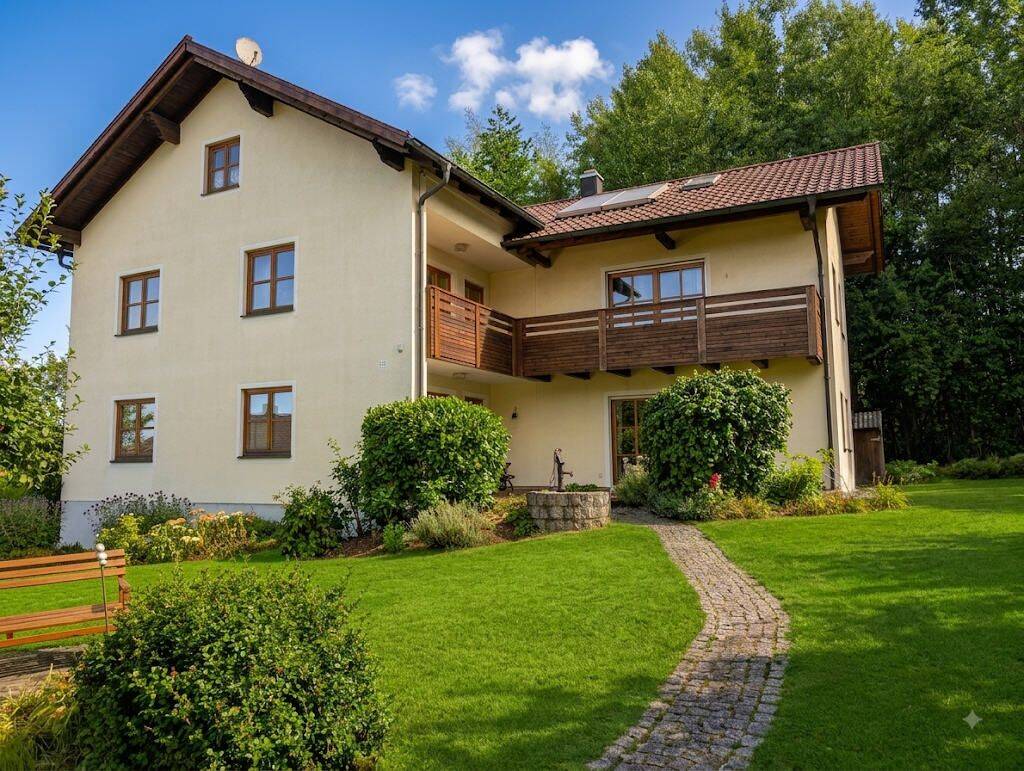 Herrlicher Garten und ruhige Lage – Zwei-Familien-Haus bei Cham, 93497 Willmering