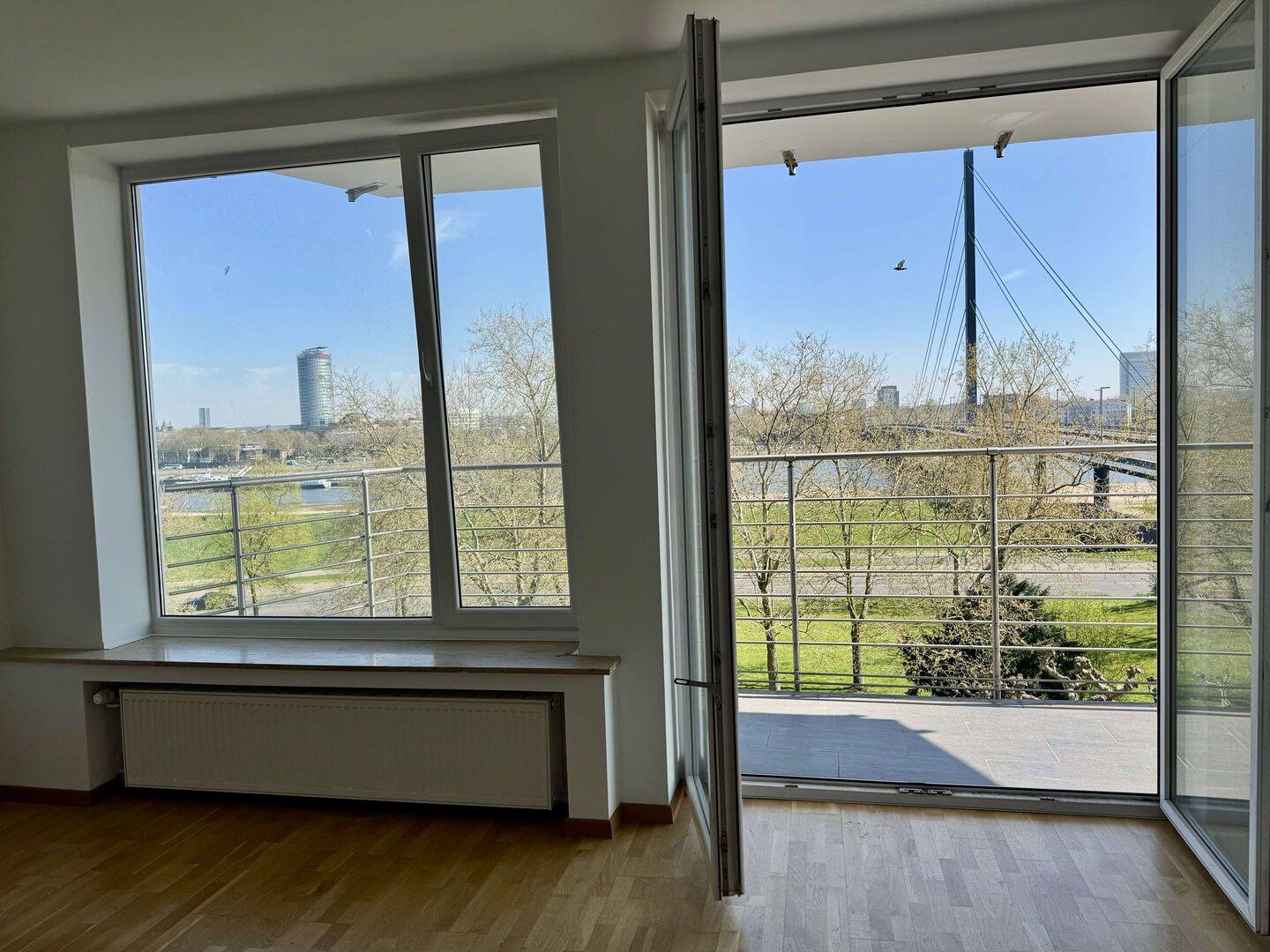 Oberkassel, 1. Reihe im 4. Stock, Balkon mit Rheinblick!, 40545 Düsseldorf (Oberkassel)