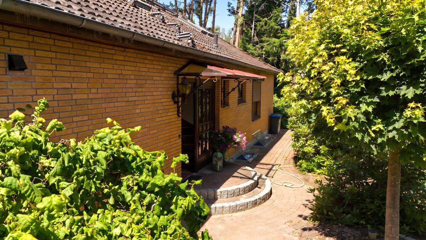 Gepflegtes Einfamilienhaus mit Einliegerwohnung in Adendorf, 21365 Adendorf