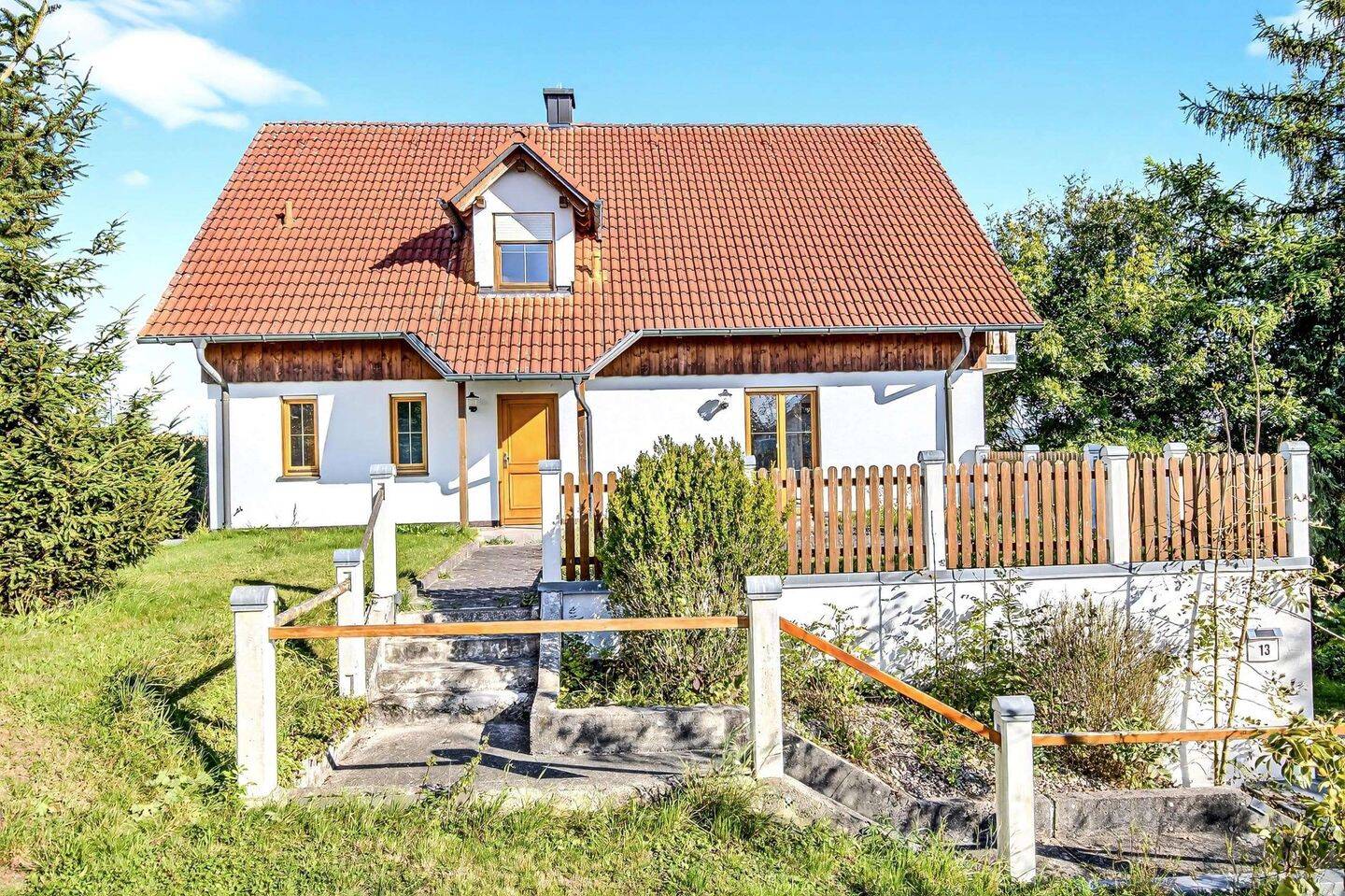 Charmantes Einfamilienhaus in ruhiger Lage mit Einliegerwohnung und großem Garten, 86453 Dasing