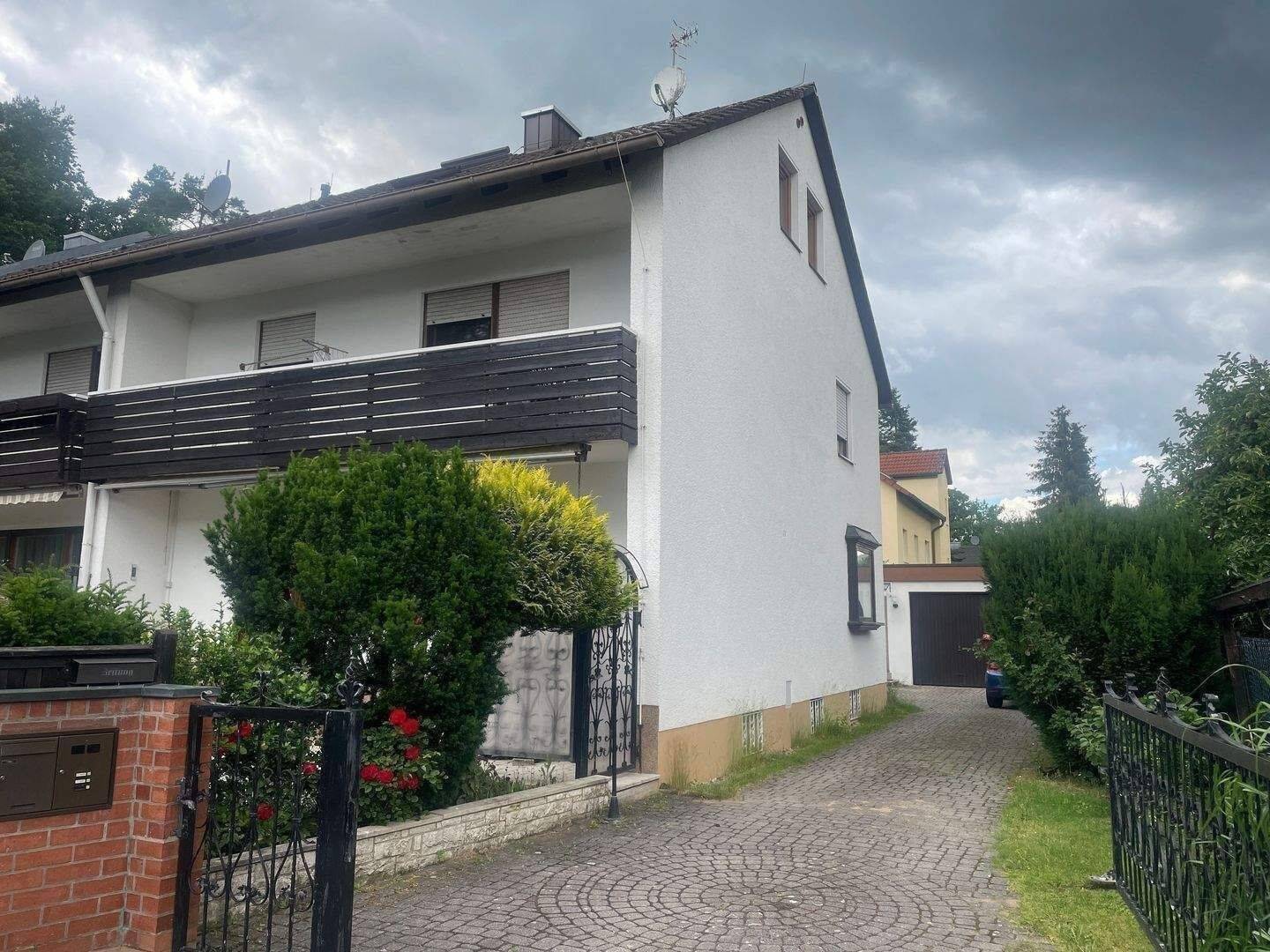 Charmante DHH mit Nebengebäude, Garage und großem Entwicklungspotenzial in Weinzierlein, 90513 Zirndorf