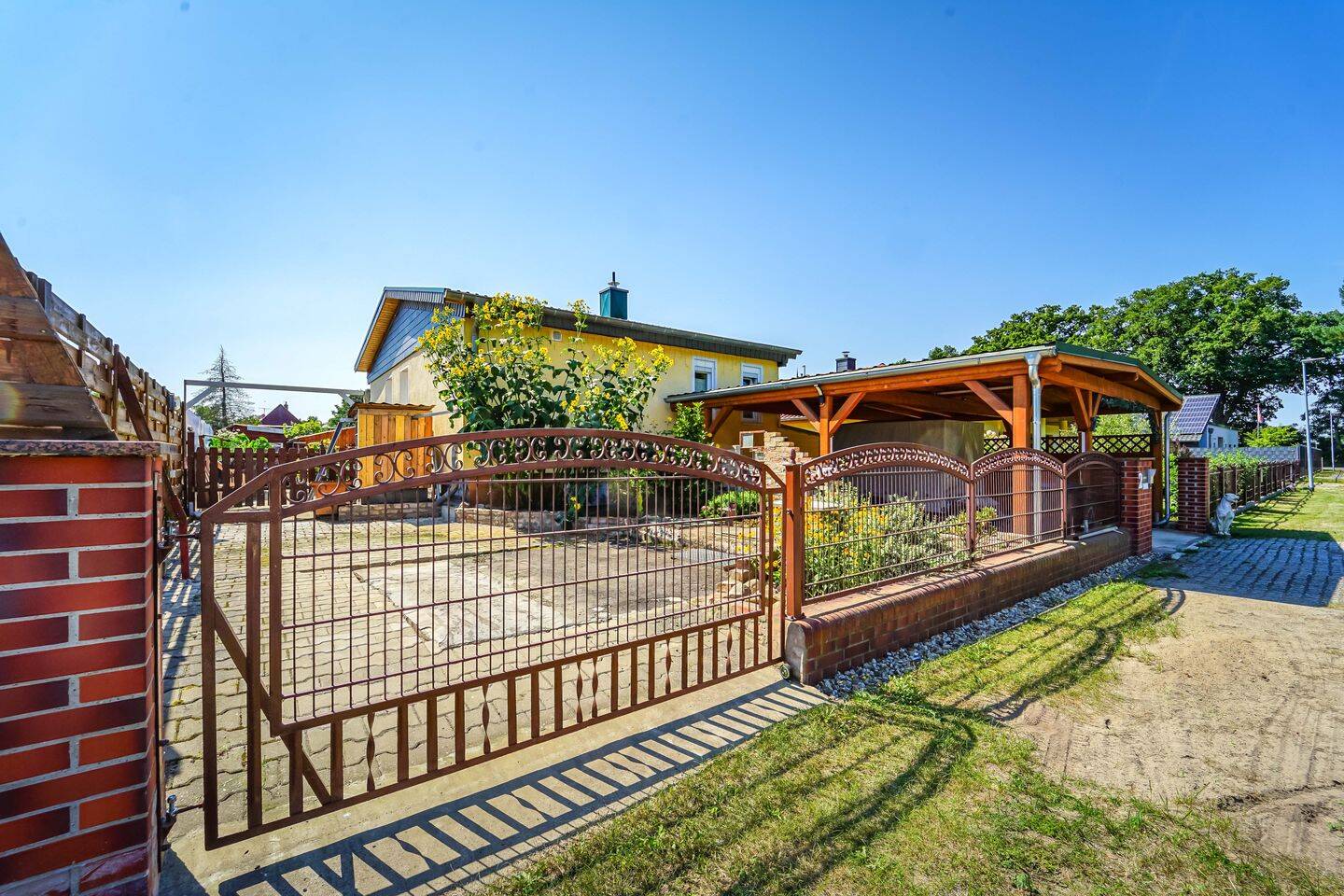 Mehr Platz als gedacht – gemütlicher, sanierter Bungalow mit viel Nutzfläche und traumhaftem Garten, 15537 Grünheide (Mark)