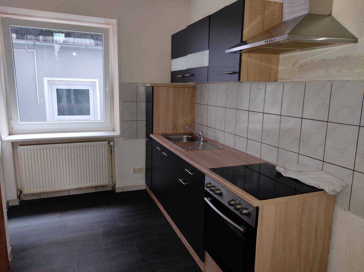 Ruhige renovierte 2 Zimmer Küche Bad Wohnunng in Brebach, 66130 Saarbrücken