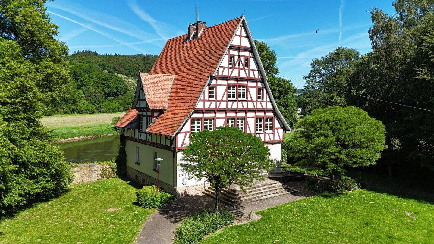 Historisches Rathaus – Wohnen oder Arbeiten mit besonderem Flair in Wesertal-Gieselwerder, 34399 Wesertal