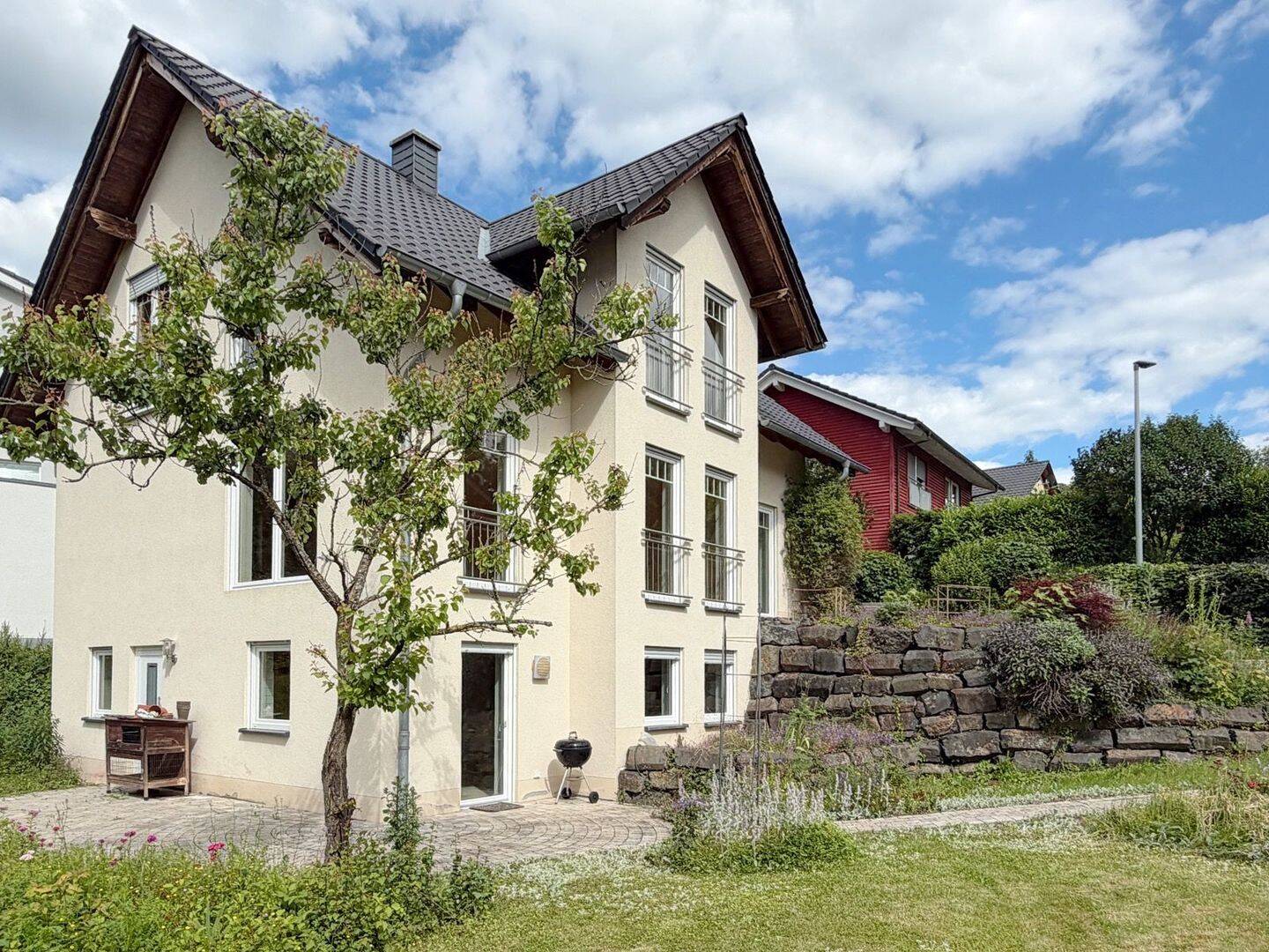 Freistehendes Architektenhaus mit Einliegerwohnung und naturnahem Garten in Linz-Roniger Hof, 53545 Linz am Rhein
