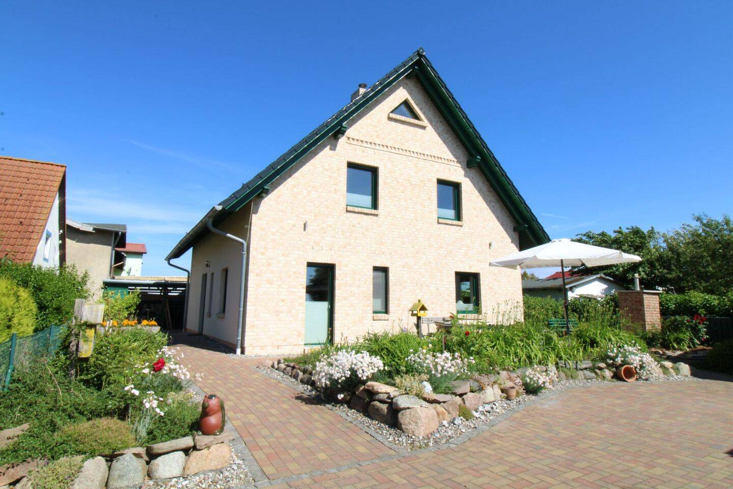 Einfamilienhaus in Polchow auf Rügen – Wohnen auf 3 Ebenen in erster Wasserlage am Bodden, 18551 Glowe
