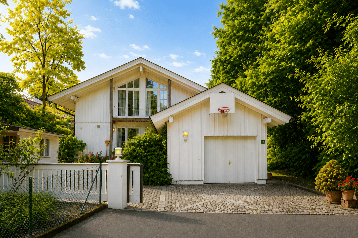 Stilvolles Einfamilienhaus mit besonderem Wohnkomfort in ruhiger Lage von Murnau, 82418 Murnau a. Staffelsee (Murnau)