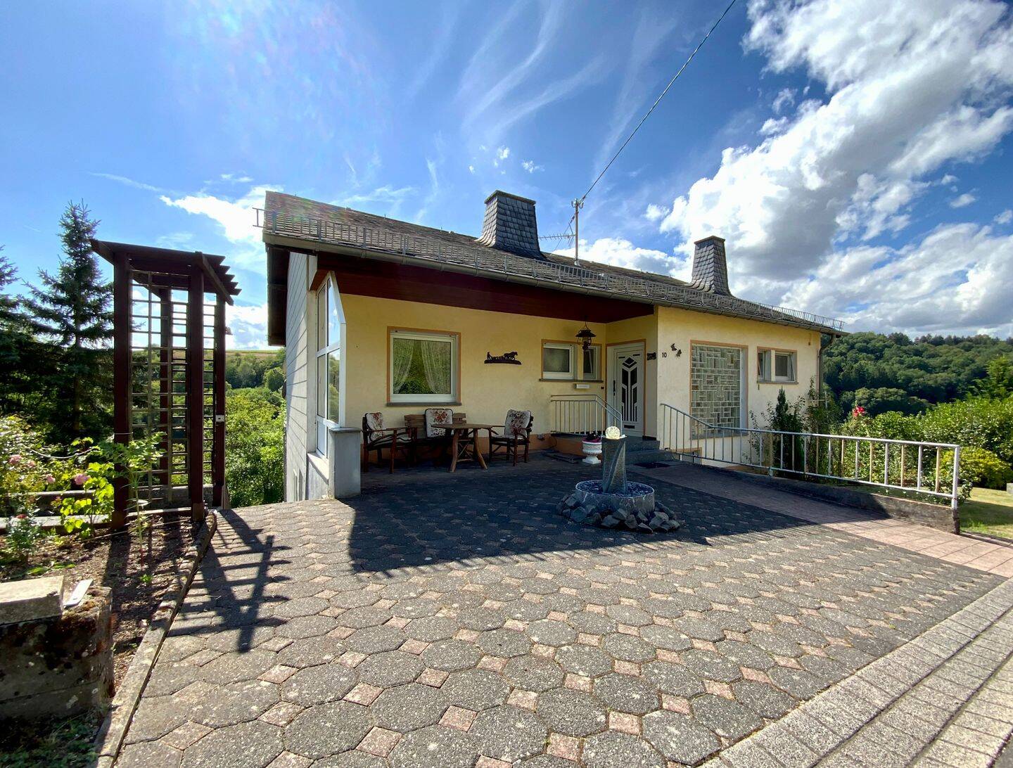Ruhig gelegenes Zweifamilienhaus mit zwei Garagen, gelegen auf einem ca. 1.734 m² großen Grundstück mit schönem Blick in der Hanglage von Seffern, 54636 Seffern