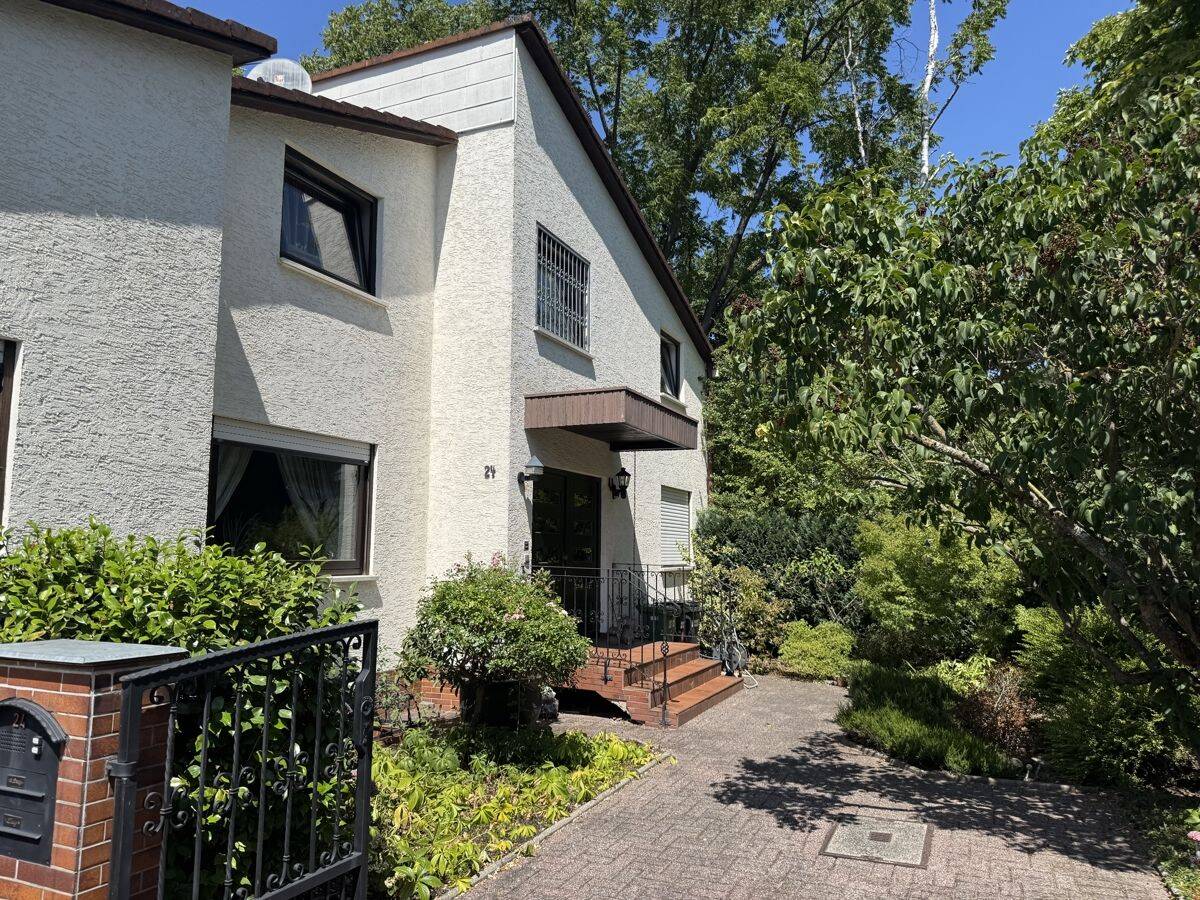 Großzügiges Reihenendhaus mit zwei Wohneinheiten und liebevoll angelegtem  Garten, 63073 Offenbach am Main (Bieber)