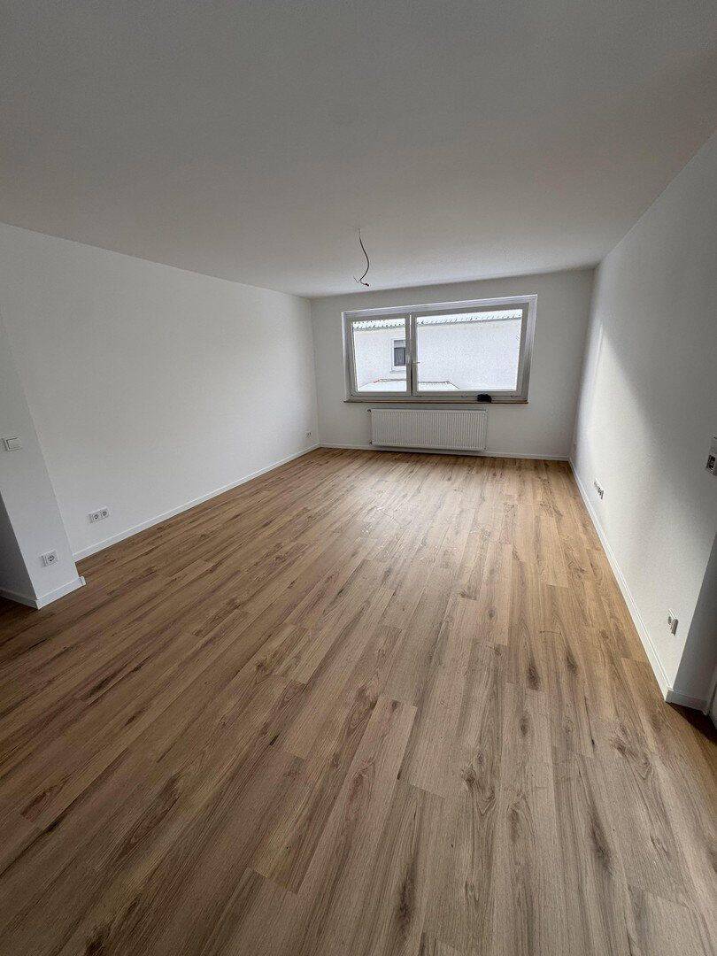Erstbezug nach Sanierung mit EBK & Balkon – freundliche 2,5-Zimmer-Wohnung in Rinteln, 31737 Rinteln