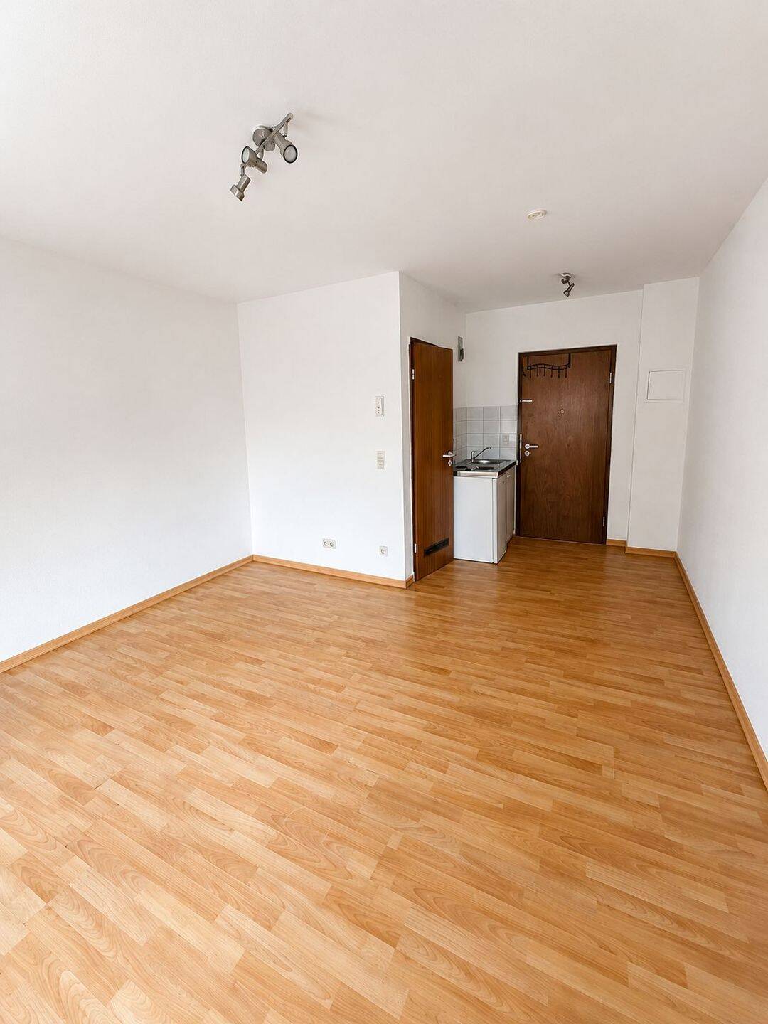 Möbliertes 1 Zimmer Apartment 1.OG, 23qm in Ludwigshafen zu vermieten