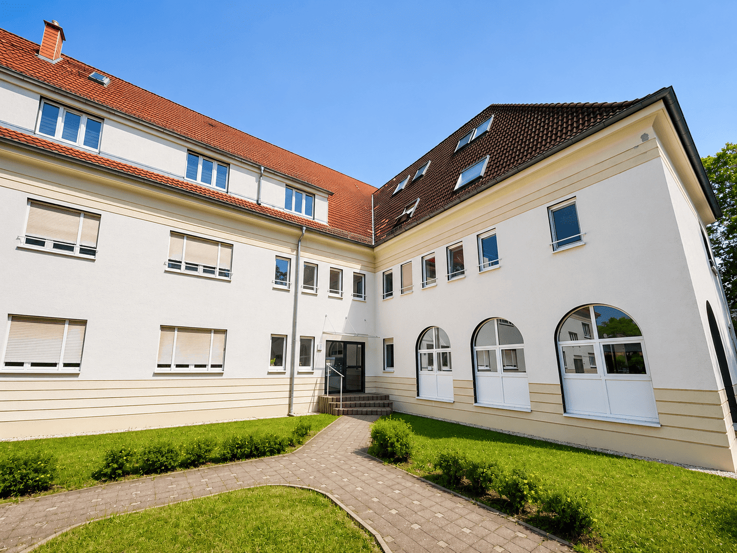 Erdgeschoss Dreiraumwohnung mit Balkon in idyllischer Lage, 6217 Merseburg