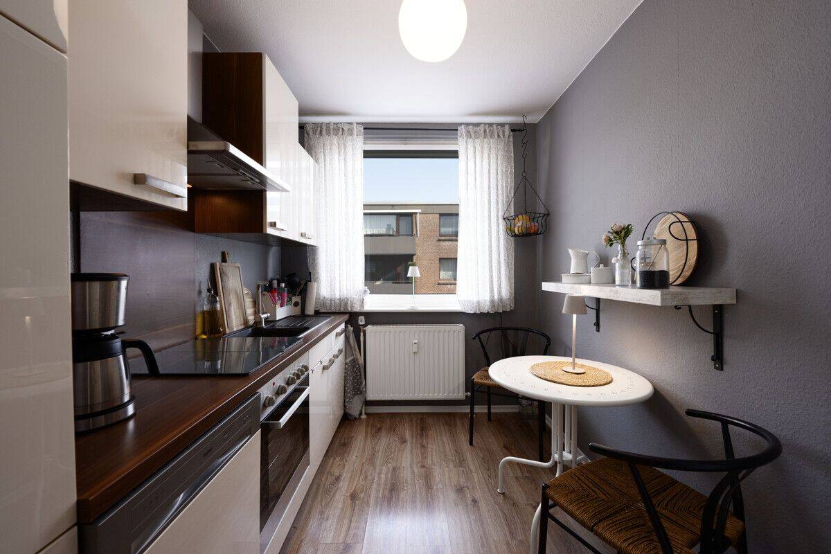 Reserviert – Gepflegte 3-Zimmer-Wohnung im 1. OG mit Süd-West-Balkon, neuem Bad, Saunaanteil, Stellplatz + Keller, 25469 Halstenbek