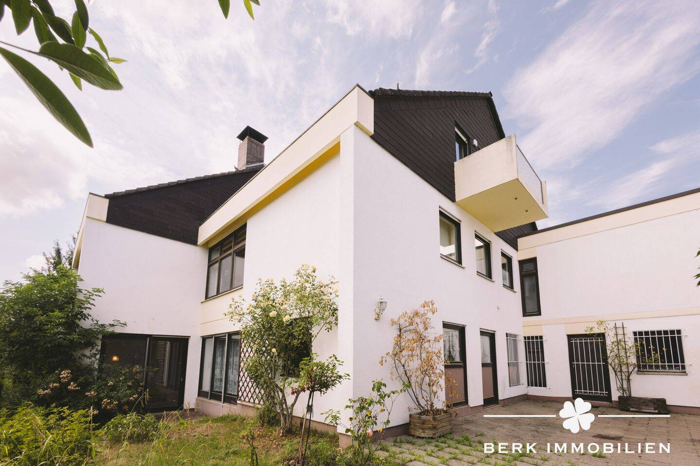 BERK Immobilien – Architektenhaus mit Galerie, Indoor-Pool und traumhafter Aussicht, 63808 Haibach